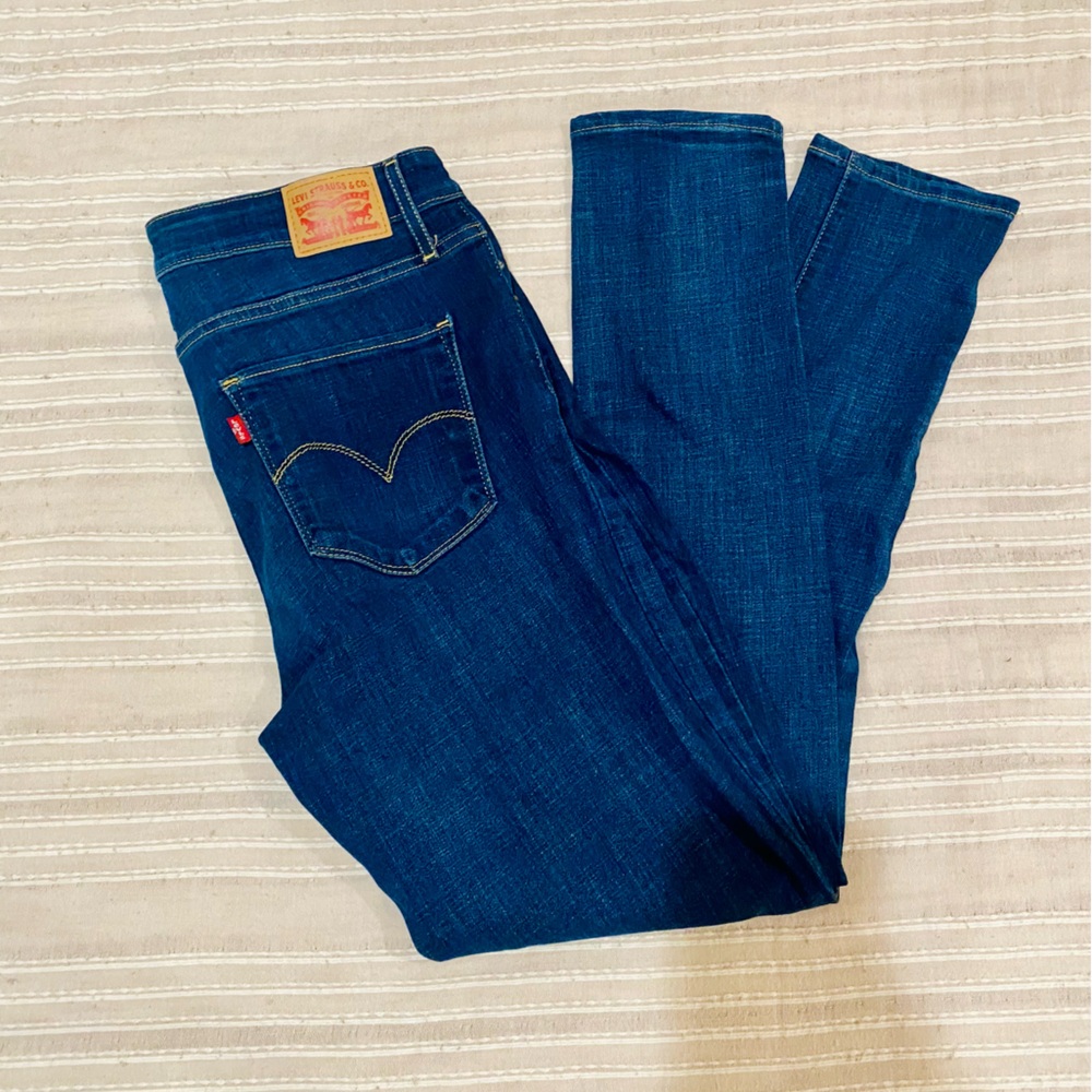 EUC! Classic Dark Blue Levi’s 💙